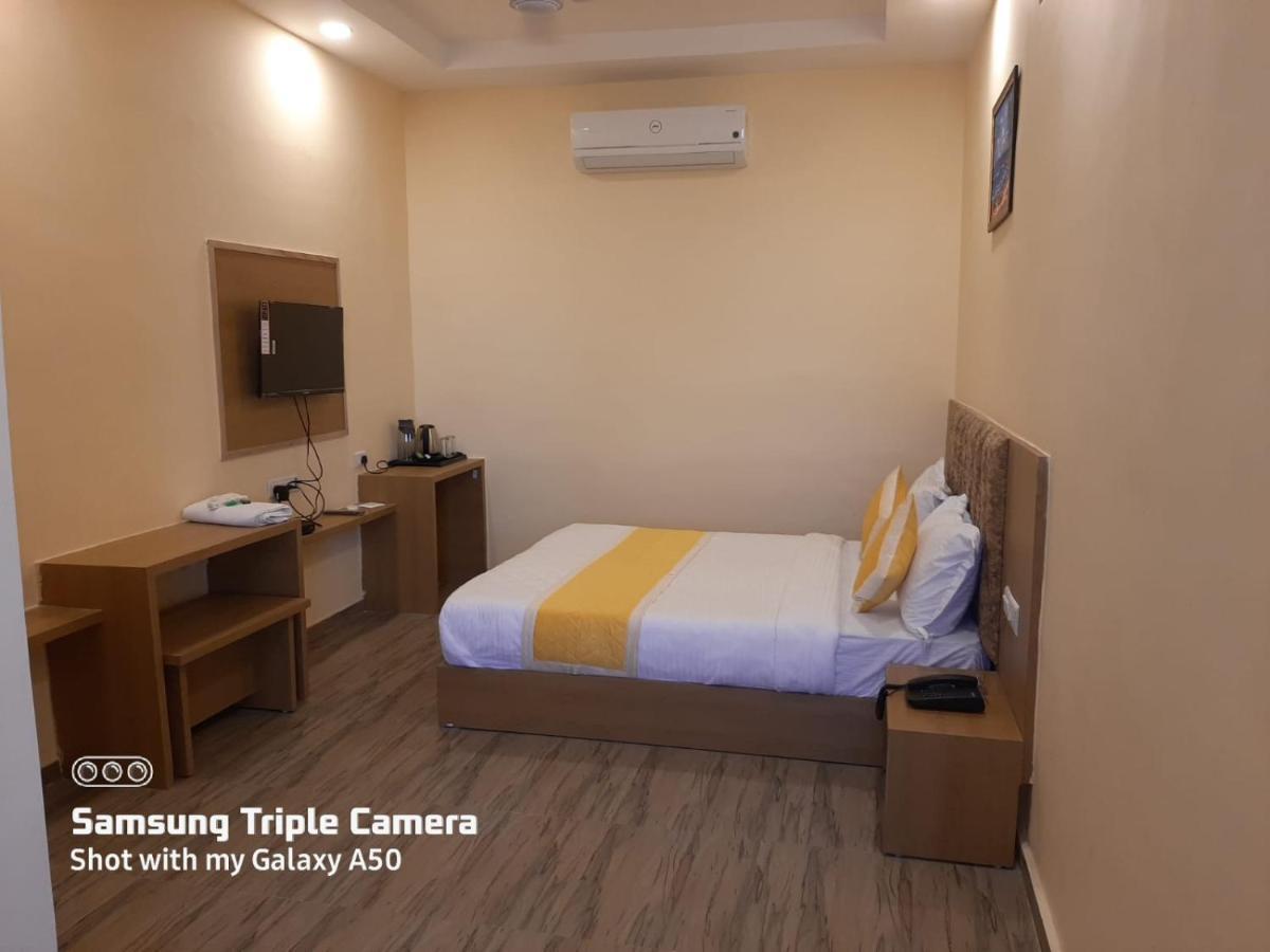 Hotel Fun Park Sanand Exterior photo