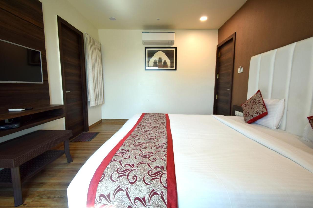 Hotel Fun Park Sanand Exterior photo