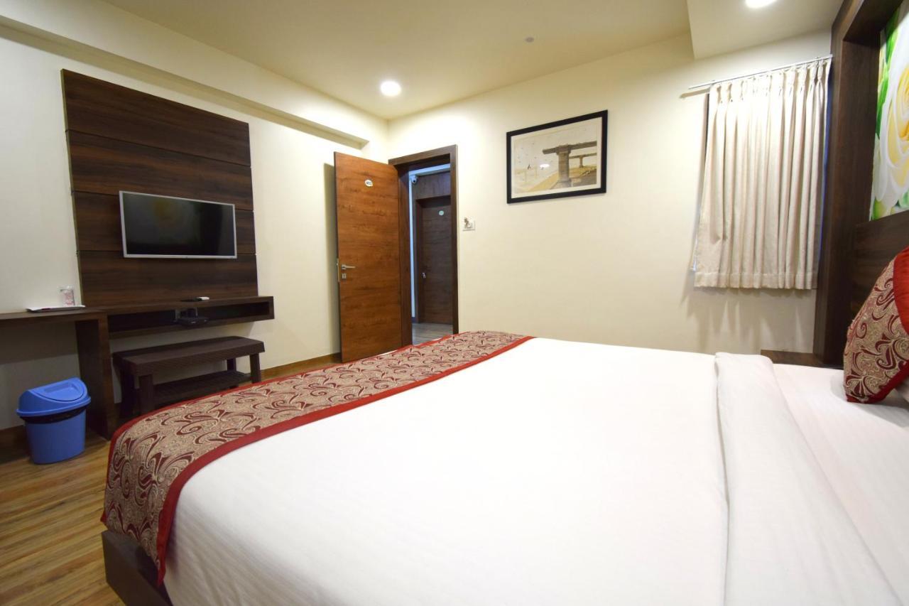 Hotel Fun Park Sanand Exterior photo